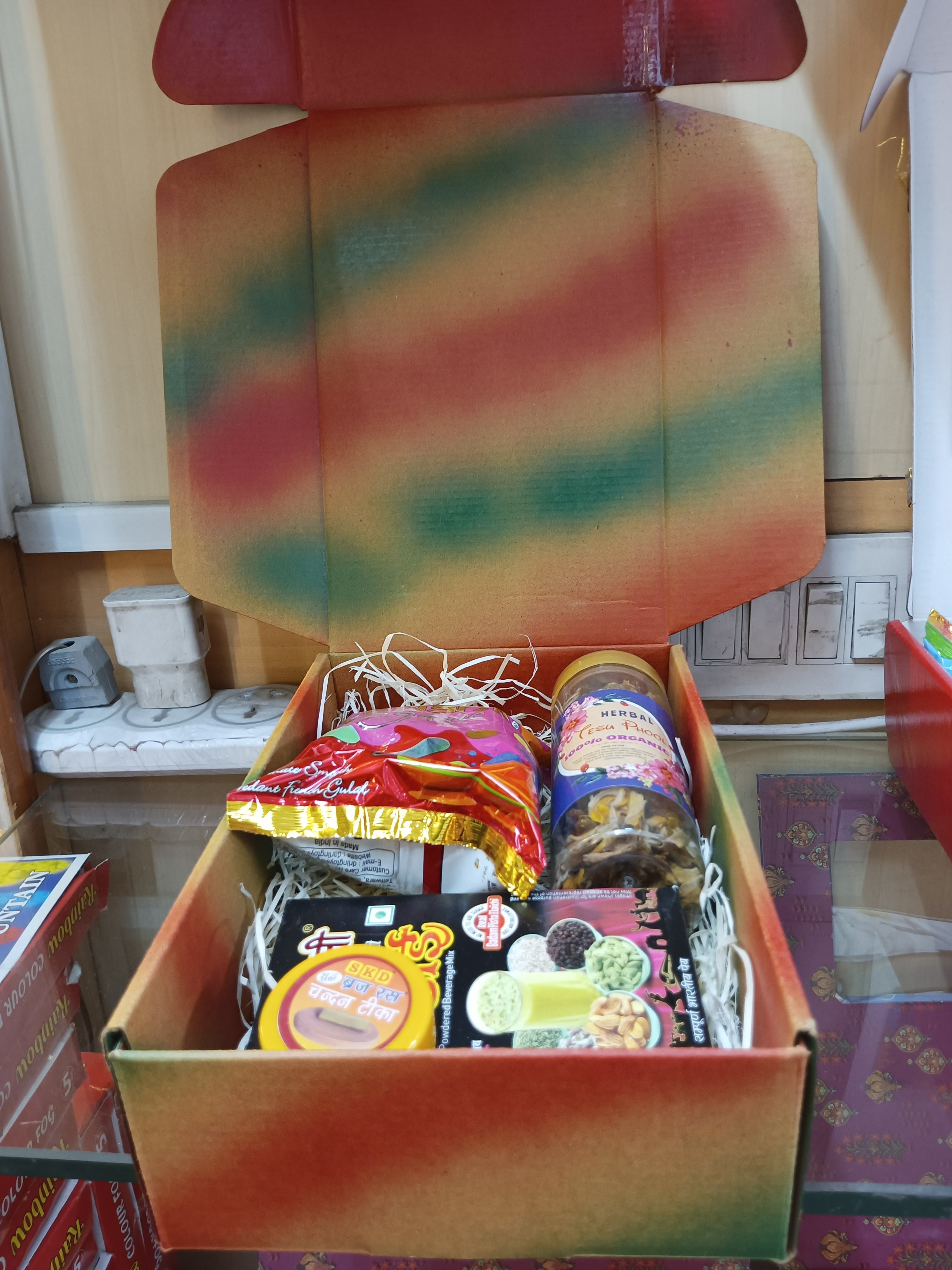 Holi Gift Hamper HLC25
